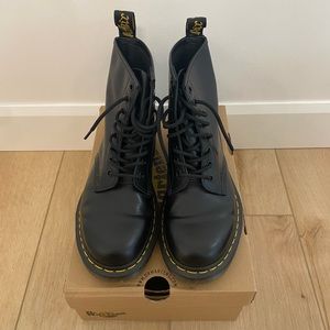 *NEW* Dr. Martens Women’s size 8